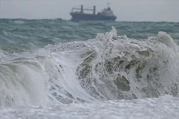 تردد در نقاط حادثه‌خیز و فعالیت‌های دریایی مازندران ممنوع شد