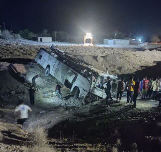 ورود دستگاه قضایی راور به حادثه واژگونی اتوبوس کارگران معدن؛ مرگ یک کارگر