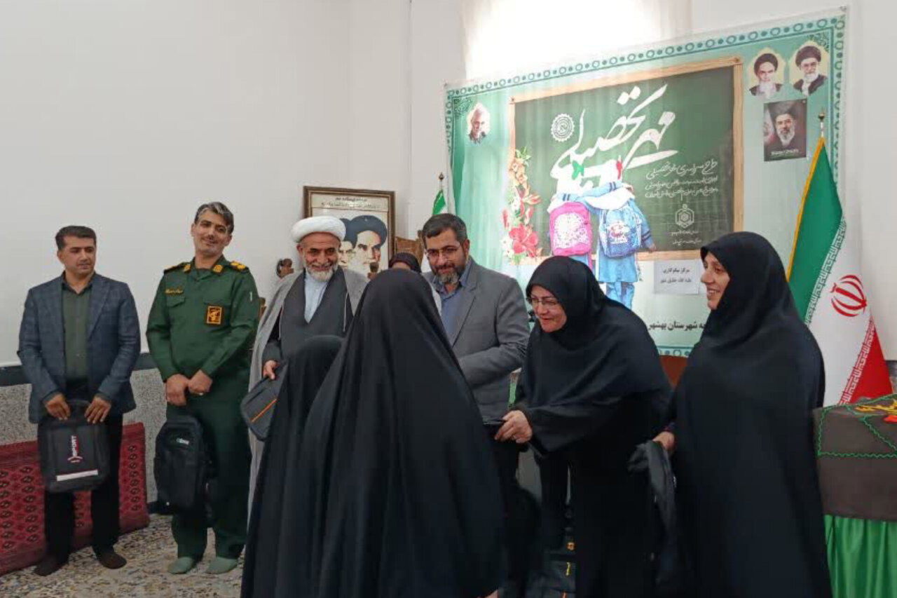 ۲۰۰ بسته مهر تحصیلی بین دانش‌آموزان کم‌برخوردار خلیل‌شهر توزیع شد