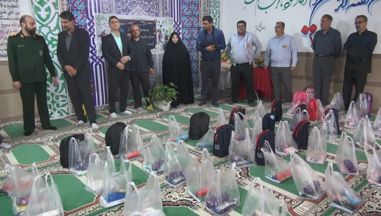 توزیع بیش از ۲۵۰ بسته لوازم‌التحریر بین دانش‌آموزان کم‌برخوردار عباس‌آباد
