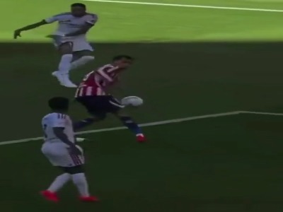 صحنه بحث برانگیز دربی جنجالی مادرید؛ پنالتی رئال سوخت؟