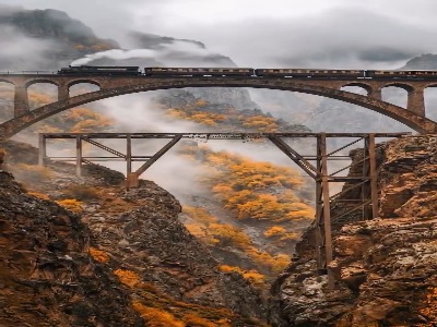 نمایی رویایی از پل ورسک در میان مه و خزان پاییز