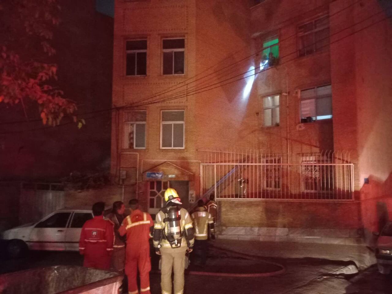 نجات ۱۷ نفر از آتش‌سوزی ساختمان مسکونی در شمیران نو؛ مصدومیت ۲ نفر بر اثر سوختگی