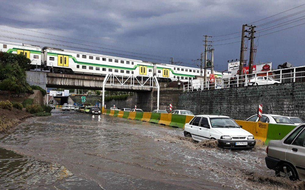 نجات ۵ کارگر گرفتار در سیلاب کرج؛ پاکسازی معابر و جاده‌های البرز