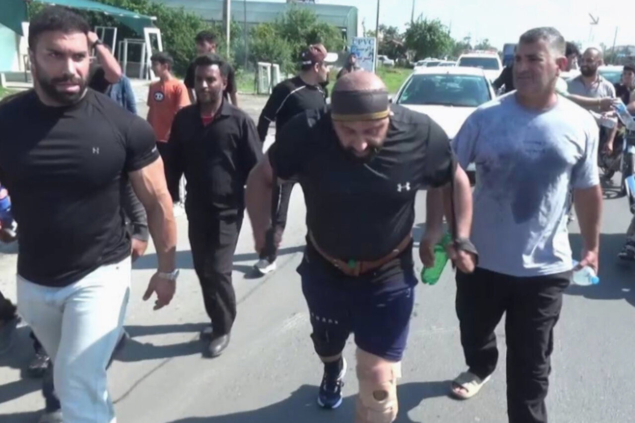 حمل خودرو با سر و گردن؛ پهلوان جویباری ۲۲ کیلومتر رکورد زد