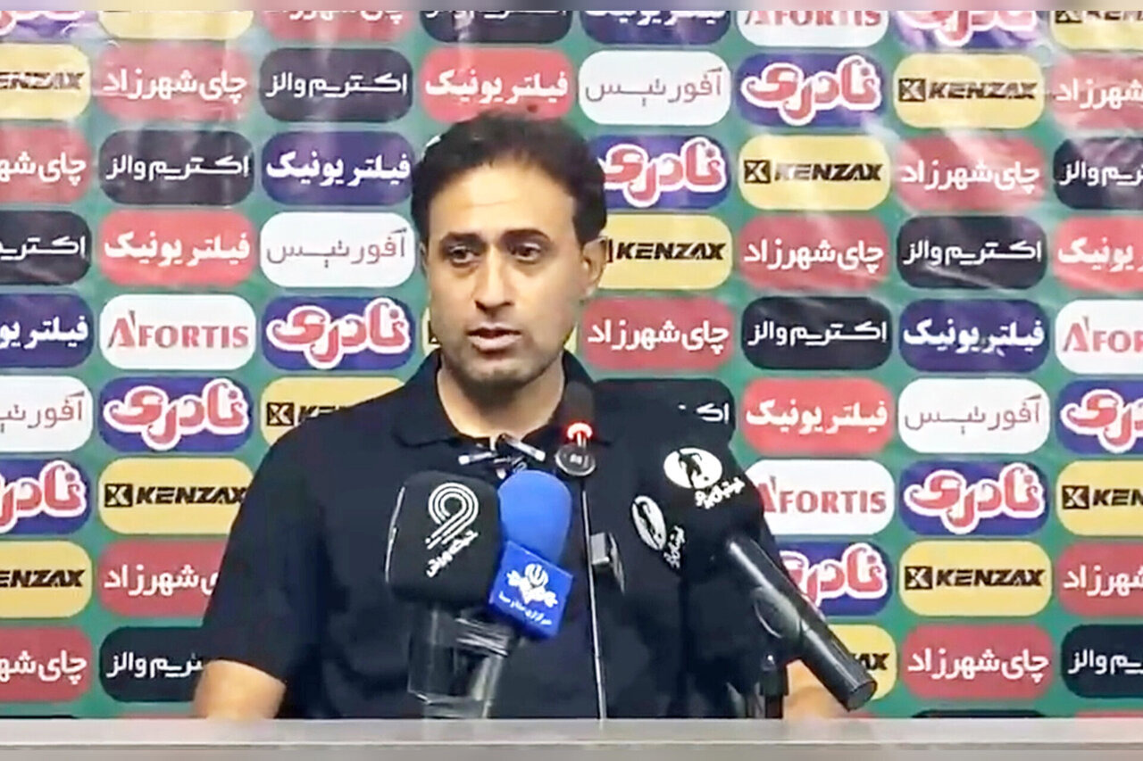 رجب‌زاده: بازی ۱۰ نفره مقابل نساجی سخت شد؛ امتیاز از دهان شیر گرفتیم