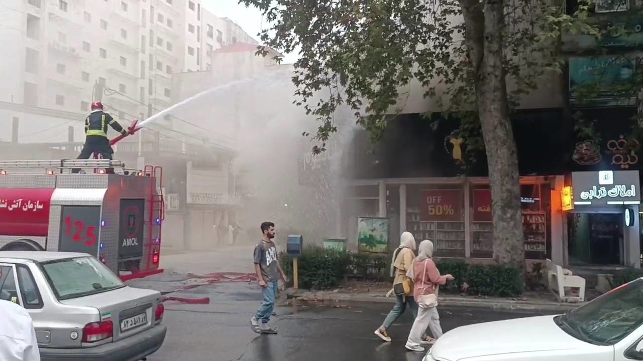 مهار آتش‌سوزی گسترده فروشگاه بزرگ کیف و کفش در آمل